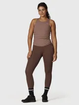 Calza deportiva de tiro alto en color marrón chocolate, confeccionada en tejido suave con tecnología de Aloe Vera para mayor confort. Presenta un diseño ajustado que favorece la libertad de movimiento.