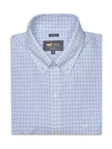 Camisa de manga larga para hombre, color celeste claro con patrón de cuadros pequeños en azul y blanco. Presenta cuello button-down y un pequeño logo bordado en el bolsillo.