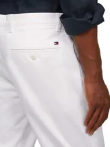 Pantalón chino blanco de pierna recta, confeccionado en satén de algodón elástico.