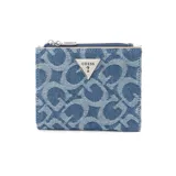 Billetera Guess de diseño compacto, confeccionada en tela denim con estampado monograma de la marca. Presenta cierre superior con cremallera y placa metálica triangular con el logo en el frente.