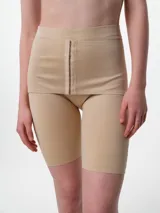 Short modelante de tiro alto confeccionado en microfibra, diseñado para brindar contención y compresión en la zona abdominal. Presenta cierre frontal con ganchos y silicona antideslizante en el borde interno para un ajuste seguro.