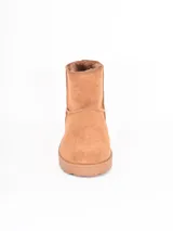Bota de caña media color negro, con interior forrado en piel sintética y suela de goma antideslizante.
