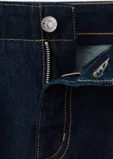 Jeans de corte ancho en color azul oscuro, con tiro medio y costuras pespunteadas en contraste.