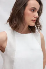 Musculosa de lino color marrón con paneles laterales en azul marino, corte recto y cuello redondo.