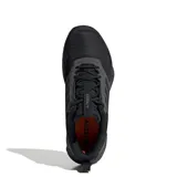 Championes de trekking y trail running Adidas Terrex Tracefinder 2, color negro con detalles en gris, diseñados para ofrecer máxima tracción y resistencia en exteriores.