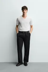 Camiseta blanca de algodón con elasticidad, corte slim fit, cuello en V y mangas cortas.