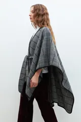 Capa gris con estampado escocés, cuello en V y lazo para atar en la cintura.