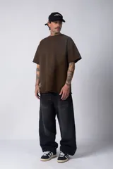 Jean de corte baggy con diseño amplio y holgado, confeccionado en denim de lavado claro con efecto desgastado en las piernas.