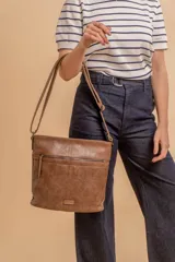 Bandolera mediana de cuero sintético color negro, con correa regulable, bolsillo frontal con cierre y compartimento principal.