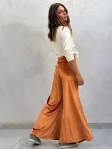 Pantalón de terciopelo azul grisáceo, de corte palazzo y tiro alto.