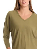 Buzo de tejido fino con escote en V, mangas tres cuartos estilo dolman y corte holgado.