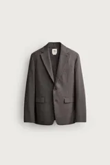 Blazer regular fit de Zara, confeccionada en tejido gris con mezcla de lana, con solapas de muesca, cierre de botonadura frontal y bolsillos con solapa en la cadera.