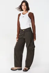 Jean de corte baggy con pierna recta y ancha, color verde oscuro con efecto lavado. Presenta bolsillos cargo laterales, costuras reforzadas y detalle de bordado del isologo en la parte trasera.