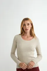Sweater de punto fino en color negro, con cuello redondo y mangas largas, de corte ajustado al cuerpo.