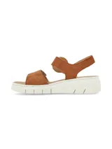 Sandalias de gamuza color tostado, con plataforma blanca estriada y tira ancha en el empeine. Cuenta con tira ajustable al tobillo con hebilla redonda grande de carey.