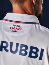 Camiseta de fútbol Umbro del Club Nacional de Football, modelo Home 2026. Diseño blanco con tejido jacquard que presenta un patrón sutil de copas históricas. Incluye cuello en V con detalles en azul y rojo, logo de Umbro, escudo del club y sponsor Antel en el frente.