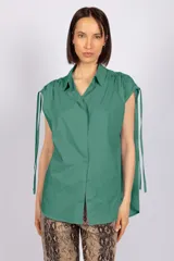 Camisa sin mangas color verde esmeralda, con cuello clásico, cierre frontal con botones y tiras regulables en los hombros.