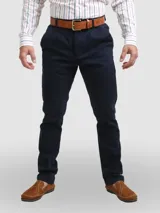 Pantalón chino azul marino de corte slim, confeccionado en gabardina elastizada. Cuenta con bolsillos ojal en la parte trasera y detalle de etiqueta sobre el trasero derecho.