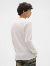 Remera de manga larga con textura tipo waffle, cuello redondo y puños acanalados.