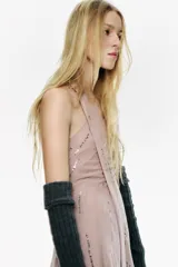 Vestido corto de escote asimétrico con foulard integrado, confeccionado en tejido con aplicación de lentejuelas brillantes.