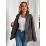 Campera de corderito color blanco, con cierre frontal completo, cuello alto y bolsillo frontal con cierre. Presenta un diseño forrado y cálido, ideal para la temporada de invierno.