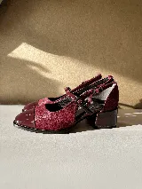 Zapato tipo ballerina con taco de 4cm, semi cerrado, de cuero color cobre metalizado con hebillas.