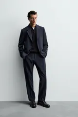 Blazer de corte regular confeccionado en lana de origen italiano. Presenta cuello con solapas de muesca, cierre frontal de un botón, bolsillos laterales con solapa y bolsillo de vivo en el pecho. Incluye abertura central en la espalda y forro interior.