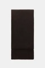 Bufanda de punto fino en color beige, con diseño liso y terminaciones tejidas.