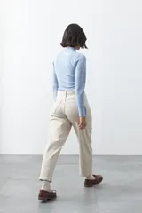 Pantalón de tiro alto con silueta barrel, de calce relajado con volumen en las piernas y ajuste hacia el ruedo. Confeccionado en tejido de algodón con elastano.