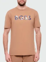 Remera color tostado de algodón con logo 'BOSS' estampado en el pecho con diseño abstracto en tonos grises.