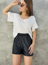 Short color beige con textura tejida y cintura elastizada.