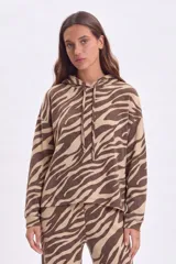 Canguro con capucha y cordones ajustables, confeccionado en lanilla con estampado animal print tipo cebra en tonos marrón y beige. Presenta mangas largas con puños elásticos y un corte holgado.