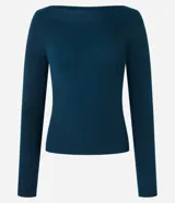 Blusa de punto Marfinno color azul oscuro, con escote bote, mangas largas y diseño ajustado con textura acanalada.