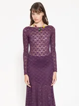 Body de encaje elastizado color morado, con mangas largas, escote redondo y espalda descubierta.