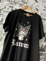 Remera negra de algodón con estampado de Kuromi, personaje de Sanrio, en el frente.