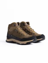 Bota de trekking marca Scandinavian, color marrón con detalles en negro. Presenta un diseño de caña media con refuerzos en la puntera y el talón, suela de goma dentada para mayor tracción y tecnología impermeable.