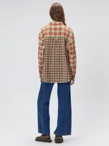 Camisa de viscosa con calce holgado y diseño estampado geométrico en tonos tierra. Presenta cuello clásico, cierre frontal con botones, bolsillo cuadrado en el pecho y puños a juego. Incluye logo de la marca bordado.