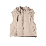 Campera larga tipo puffer color taupe, con diseño acolchado, cierre frontal, capucha y cordón ajustable en la cintura.