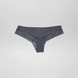 Pack de tres braguitas brasileñas de algodón en color gris, blanco y negro, con detalle de encaje en los bordes.