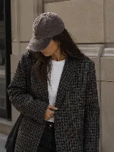 Gorra marrón de estilo clásico con efecto desgastado, visera curva y cierre ajustable en la parte trasera.
