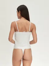 Musculosa de breteles finos con detalle de puntilla en el escote, confeccionada en tejido suave de color gris melange.