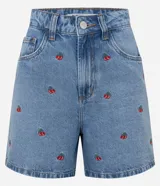 Short de jean celeste con bordado de cerezas rojas, de corte mom, con trabillas en la cintura, cierre tradicional y bolsillos.
