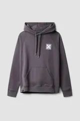 Buzo hoodie gris con logo estampado en el pecho.