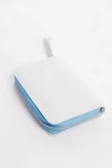 Billetera blanca de cuero vacuno con cierre metálico celeste.