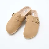 Zuecos de gamuza color marrón con interior de piel sintética, cuentan con una tira ajustable con hebilla metálica en el empeine y suela de goma.