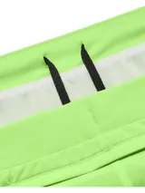 Short deportivo Under Armour, diseñado para running, en color verde neón con detalles en negro. Presenta un corte con bajo cruzado, cintura elástica con cordón interno, paneles de malla para ventilación y logo reflectante en el frente.