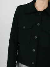 Chaqueta corta negra con cuello clásico, cierre frontal con botones, bolsillos de parche en el pecho y forro interior.