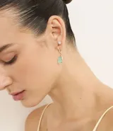 Kit de 6 pares de caravanas de diversos formatos, incluyendo medias argollas y botones, con detalles de pedrería artificial en algunos modelos. Fabricadas en metal reciclado.