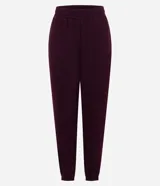 Pantalón jogger de corte holgado, confeccionado en tejido fleece color beige. Presenta cintura elástica, bolsillos laterales y puños ajustados en el bajo.
