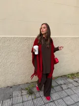 Conjunto de dos piezas compuesto por una remera de manga larga y un pantalón de corte recto, ambos confeccionados en tejido de punto texturizado color marrón.